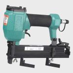 Pregador pneumático para molduras em V